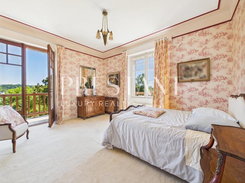 Maison - 470 m² - 15 pièces