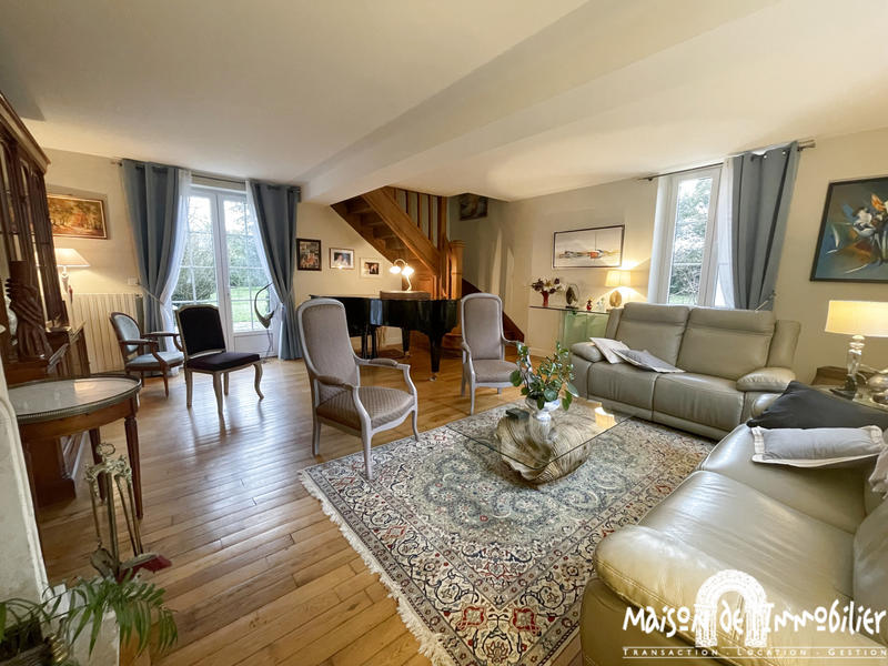 Maison - 233 m² - 9 pièces