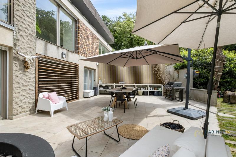 Maison - 585 m² - 10 pièces