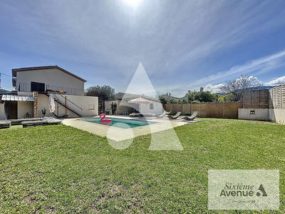 Maison - 215 m² - 6 pièces