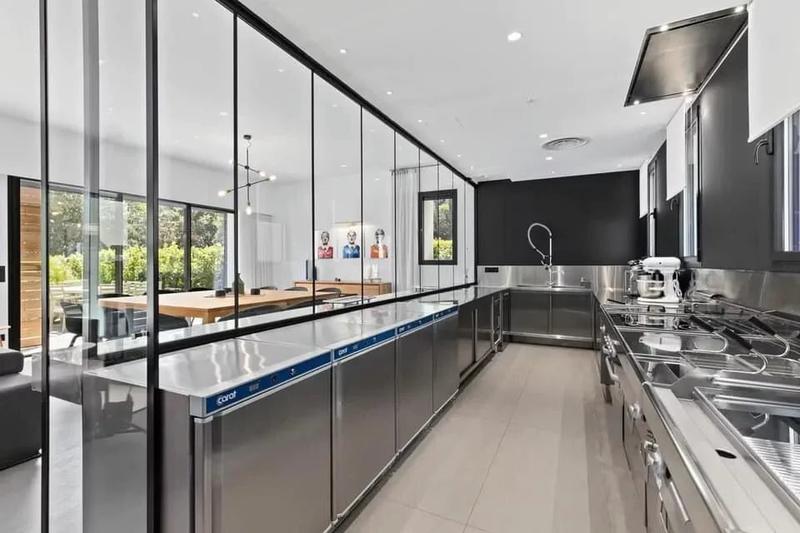 Maison - 1 000 m² - 15 pièces