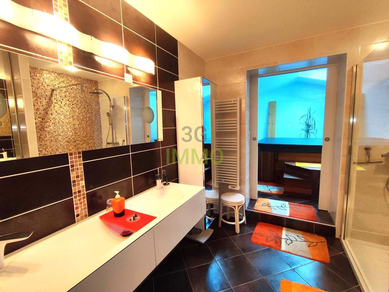 Maison - 238 m² - 8 pièces