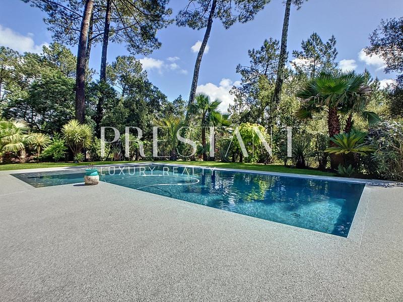 Maison - 260 m² - 10 pièces