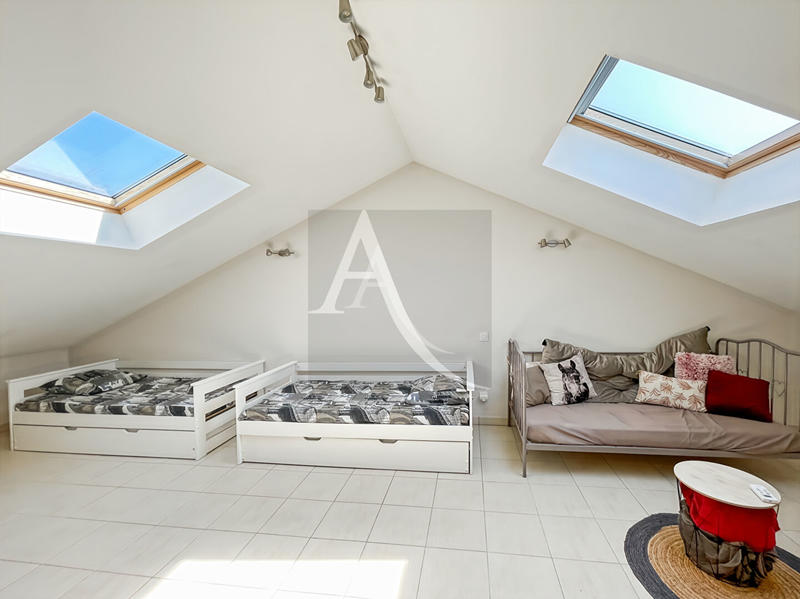 Maison - 240 m² - 12 pièces