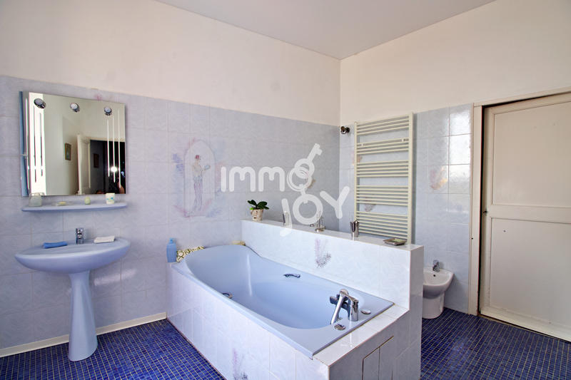 Maison - 201 m² - 6 pièces