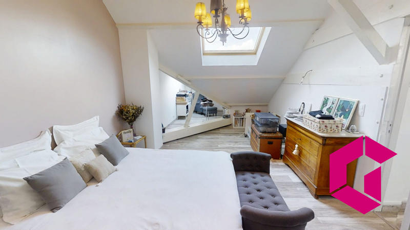 Maison traditionnelle - 220 m² - 8 pièces