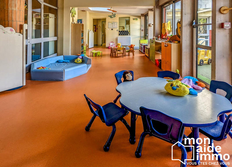 Local d'activités - 280 m² - 15 pièces