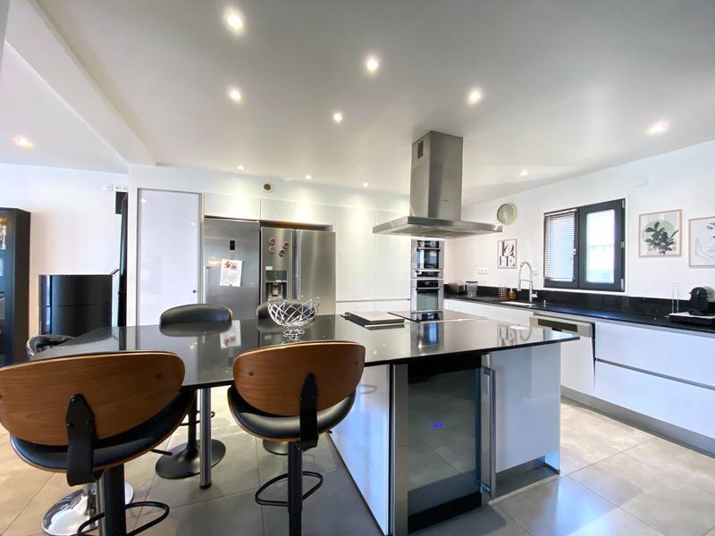 Maison - 225 m² - 8 pièces