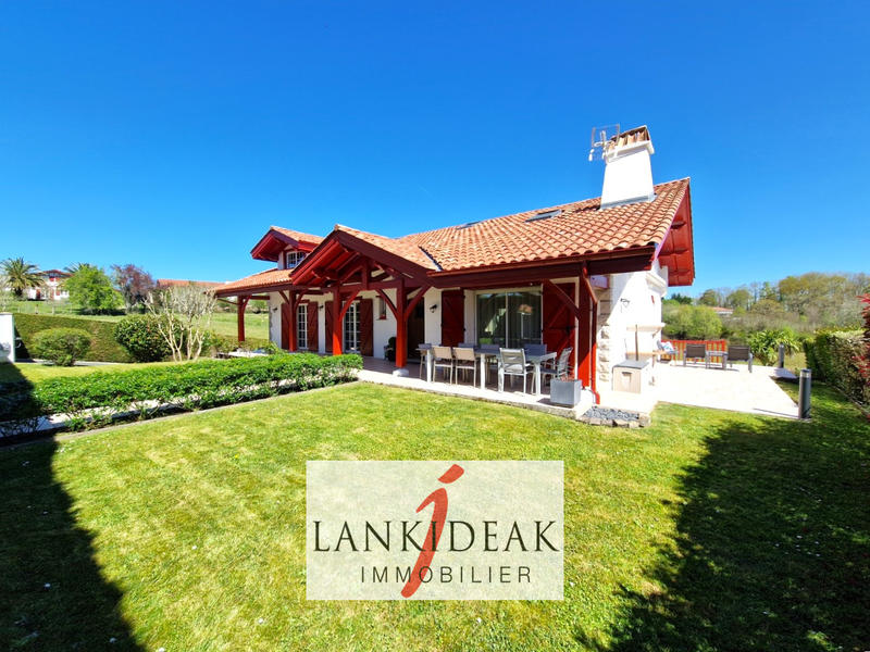 Maison - 204 m² - 6 pièces