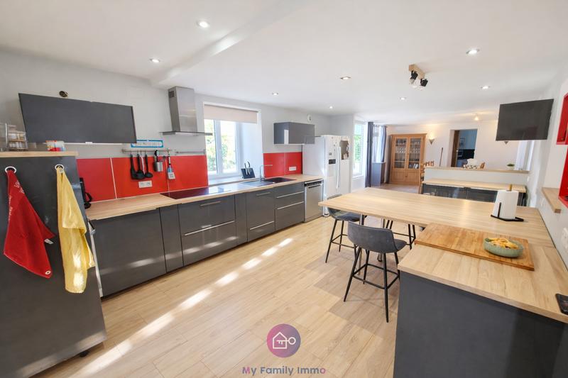 Maison - 168 m² - 9 pièces