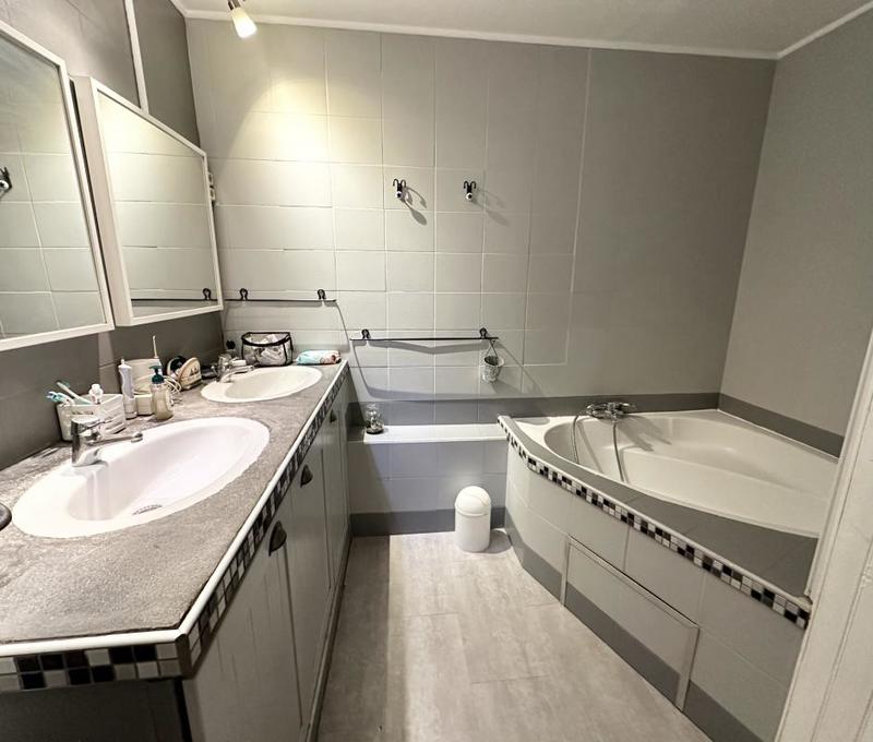 Maison - 200 m² - 7 pièces