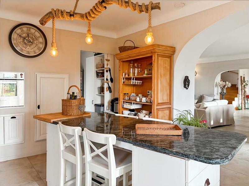 Maison - 205 m² - 9 pièces