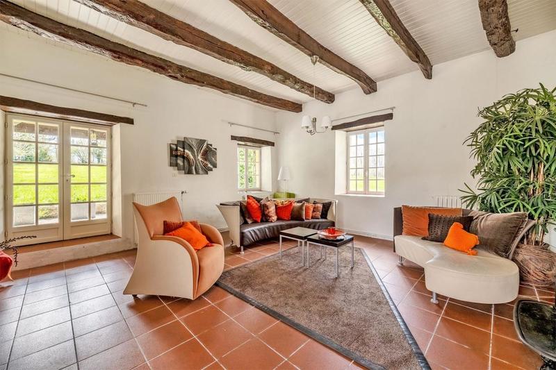 Maison - 242 m² - 11 pièces