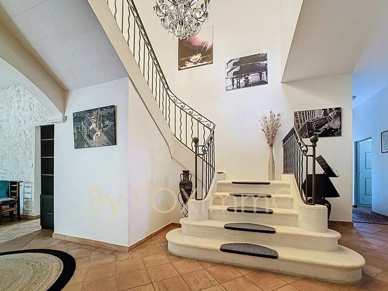 Propriété - 653 m² - 28 pièces