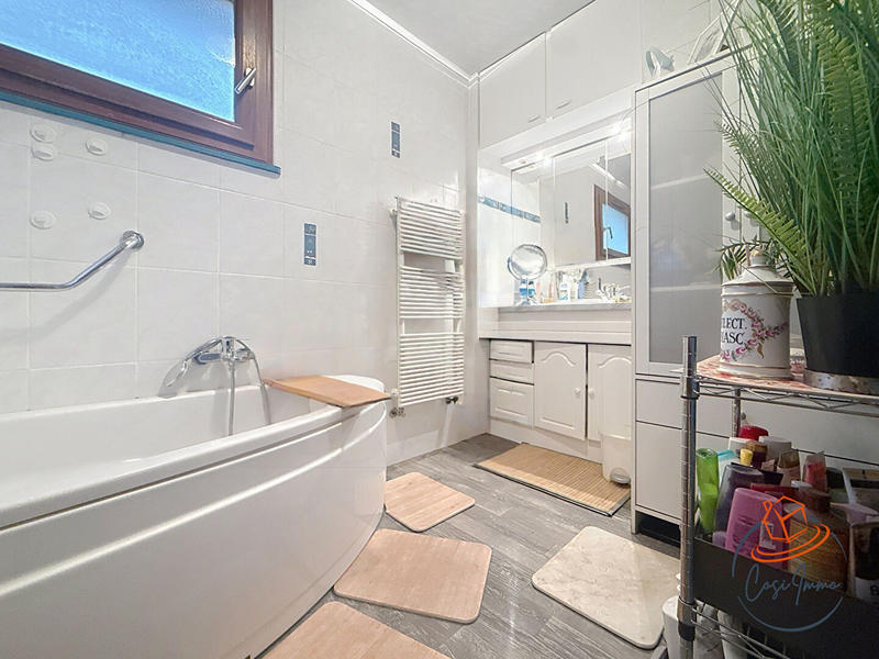 Maison - 210 m² - 8 pièces