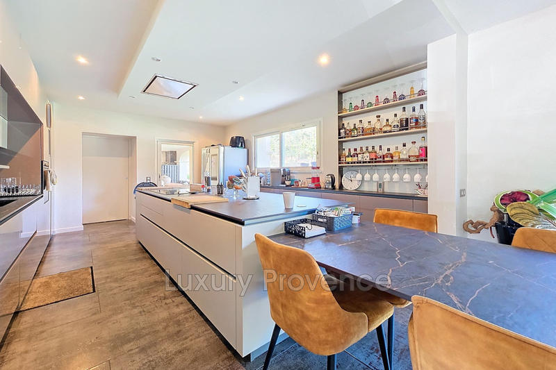 Propriété - 360 m² - 10 pièces