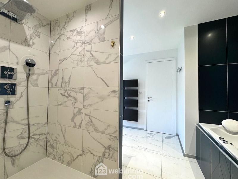 Maison - 230 m² - 7 pièces