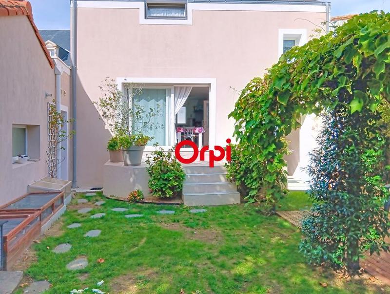 Maison - 242 m² - 9 pièces