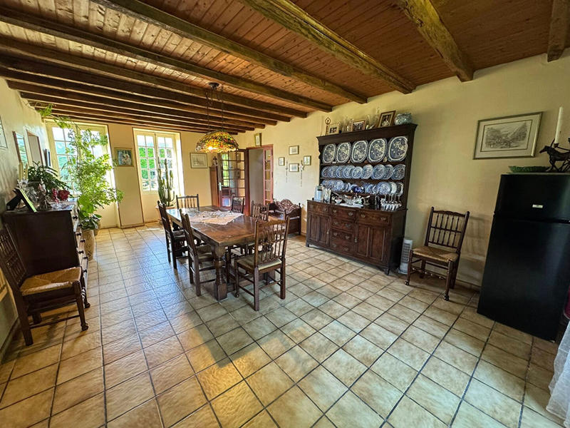 Maison - 240 m² - 8 pièces