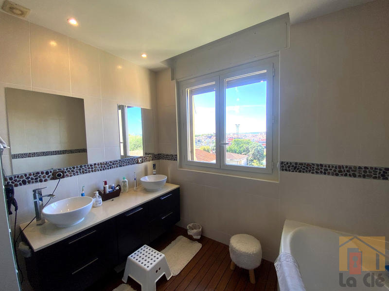 Maison - 300 m² - 11 pièces