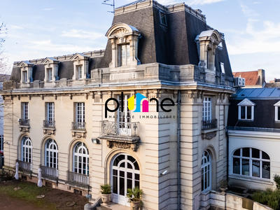 Maison - 973 m² - 17 pièces