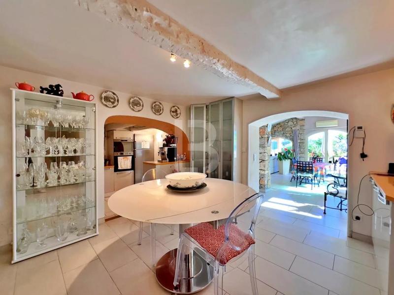 Propriété - 192 m² - 8 pièces