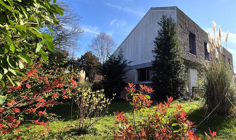 Maison - 245 m² - 9 pièces