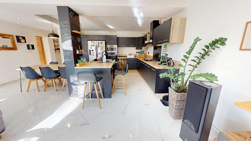 Maison - 214 m² - 8 pièces