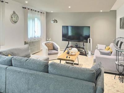 Appartement - 153 m² - 8 pièces