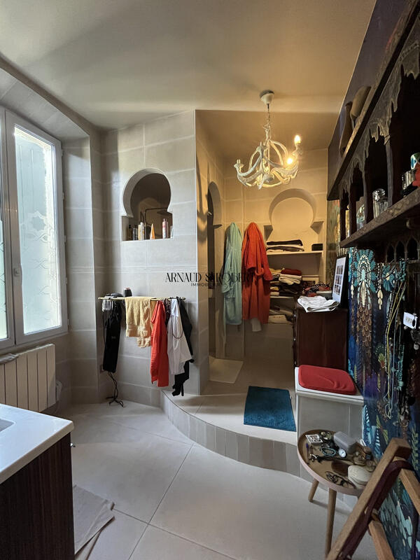 Maison - 259 m² - 9 pièces