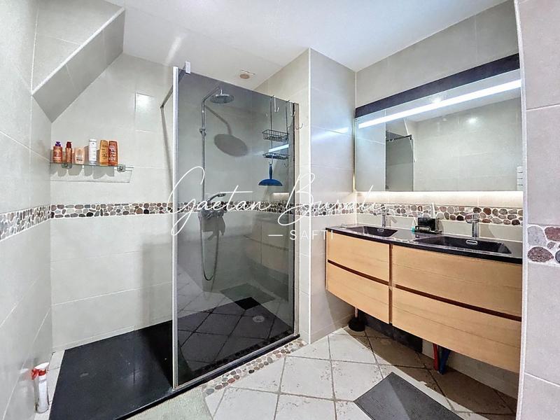 Maison - 223 m² - 9 pièces