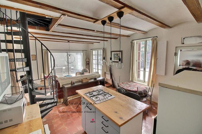 Demeure - 305 m² - 11 pièces