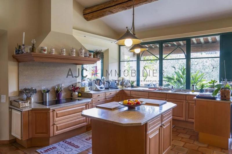 Propriété - 350 m² - 6 pièces