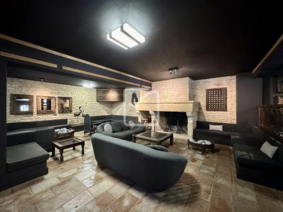 Propriété - 1 500 m² - 49 pièces