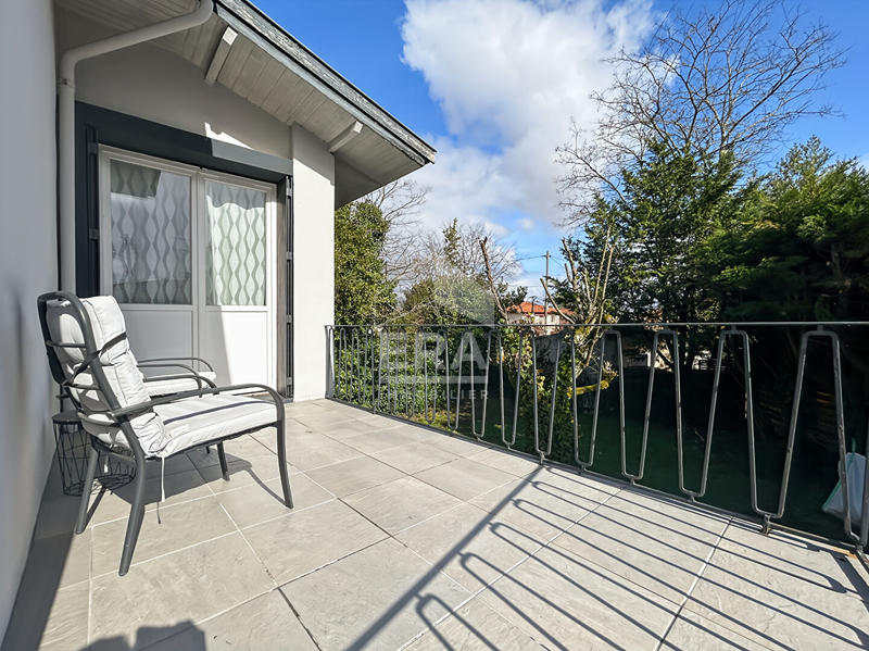 Maison - 222 m² - 10 pièces