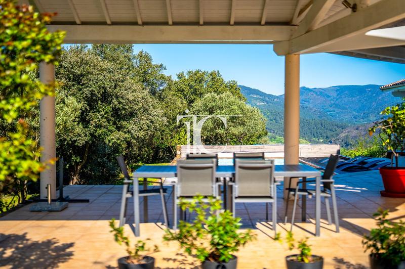 Maison - 260 m² - 6 pièces