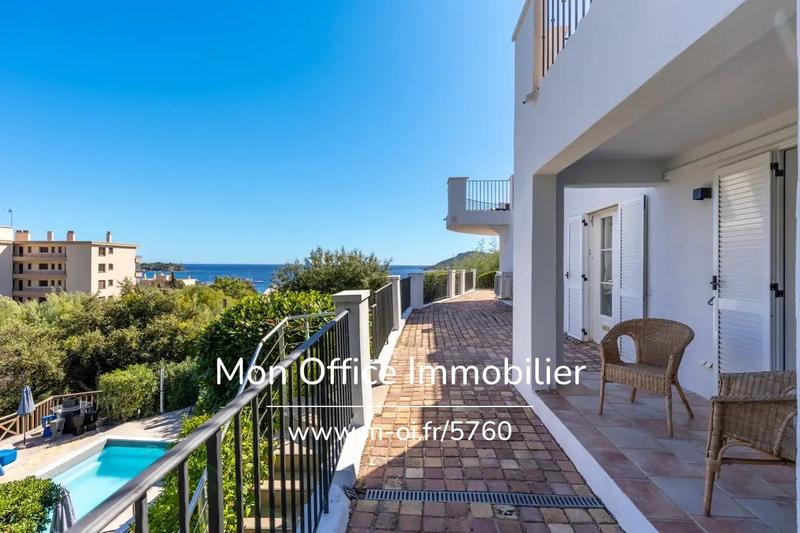 Maison - 230 m² - 8 pièces