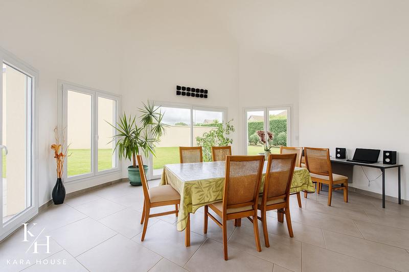 Maison - 222 m² - 8 pièces