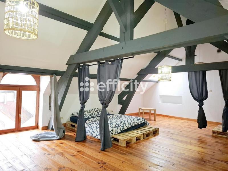 Maison - 241 m² - 10 pièces