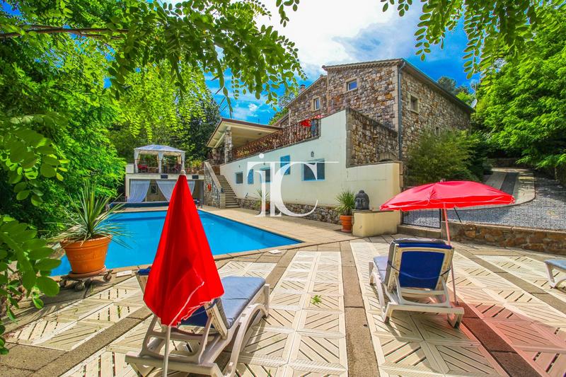 Maison - 241 m² - 8 pièces