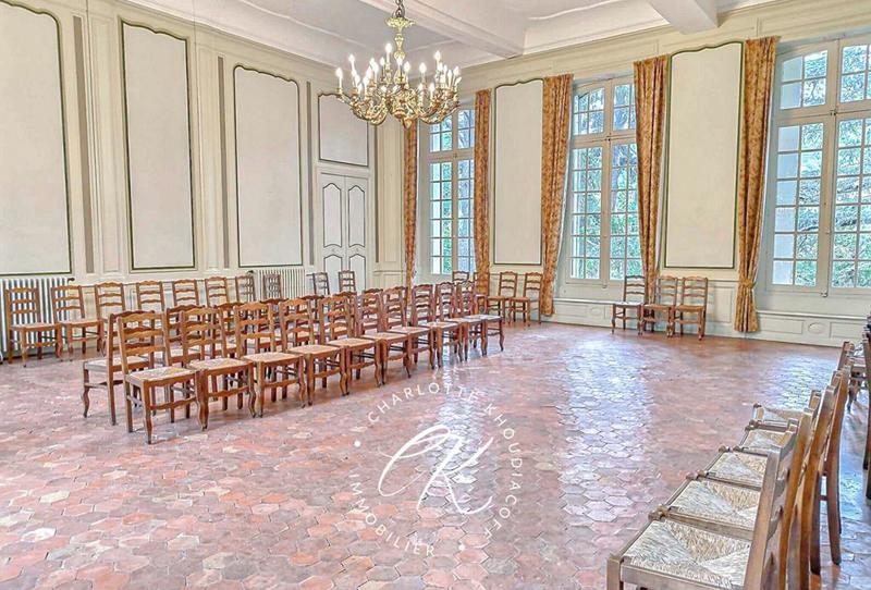 Maison - 2 524 m² - 50 pièces