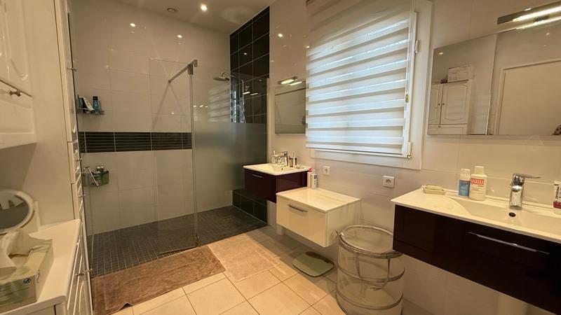 Maison - 229 m² - 8 pièces