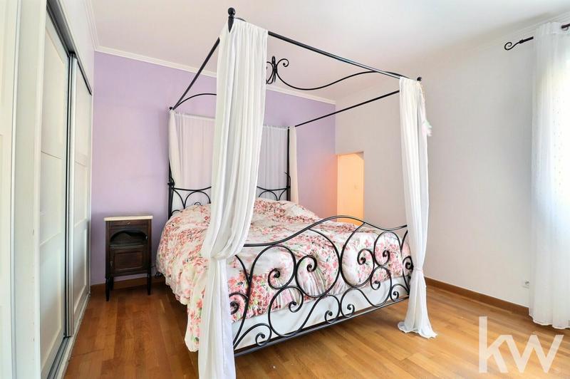 Maison - 241 m² - 8 pièces