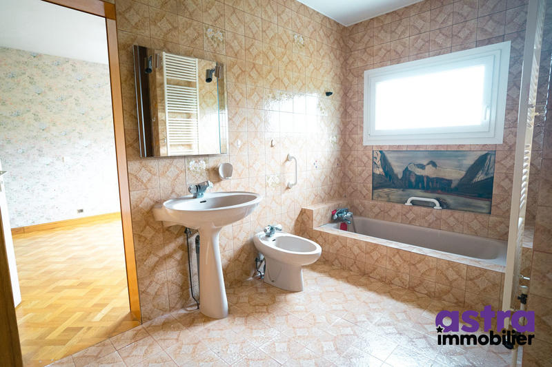 Maison traditionnelle - 153 m² - 8 pièces