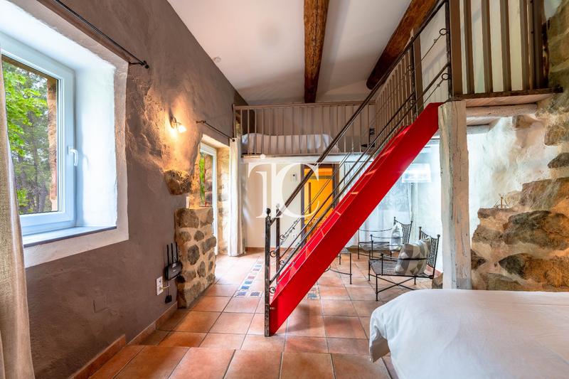 Maison - 245 m² - 9 pièces