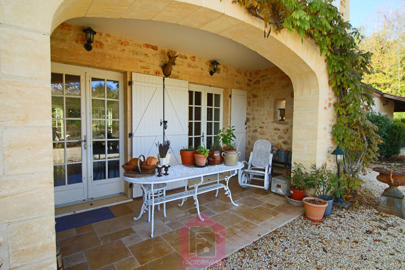 Propriété - 395 m² - 12 pièces