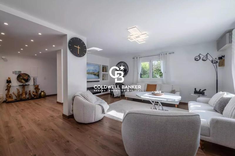 Maison - 280 m² - 10 pièces