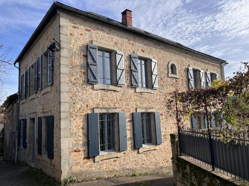 Maison - 220 m² - 8 pièces