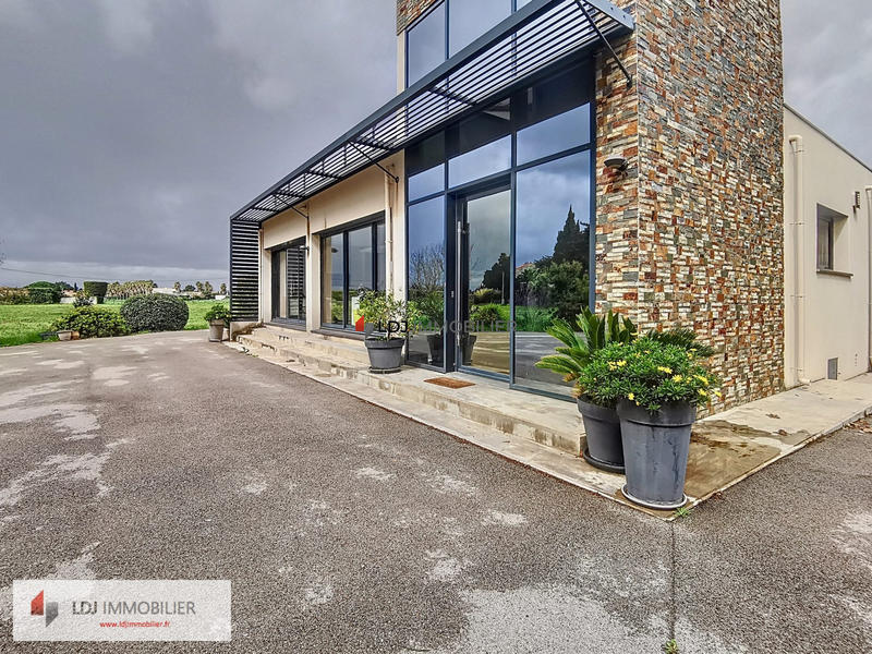 Maison - 260 m² - 6 pièces