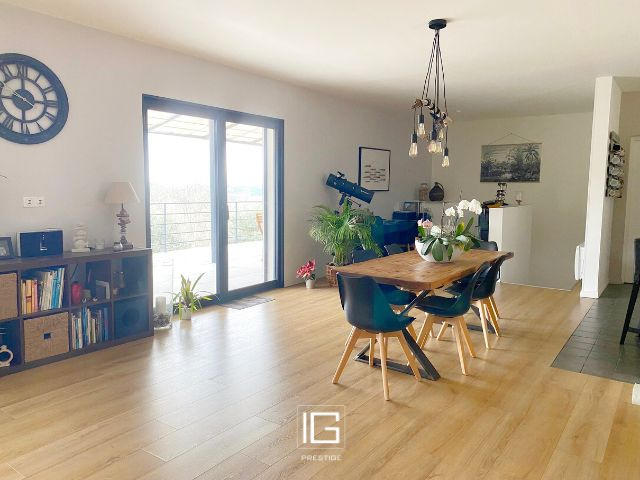 Maison - 240 m² - 9 pièces